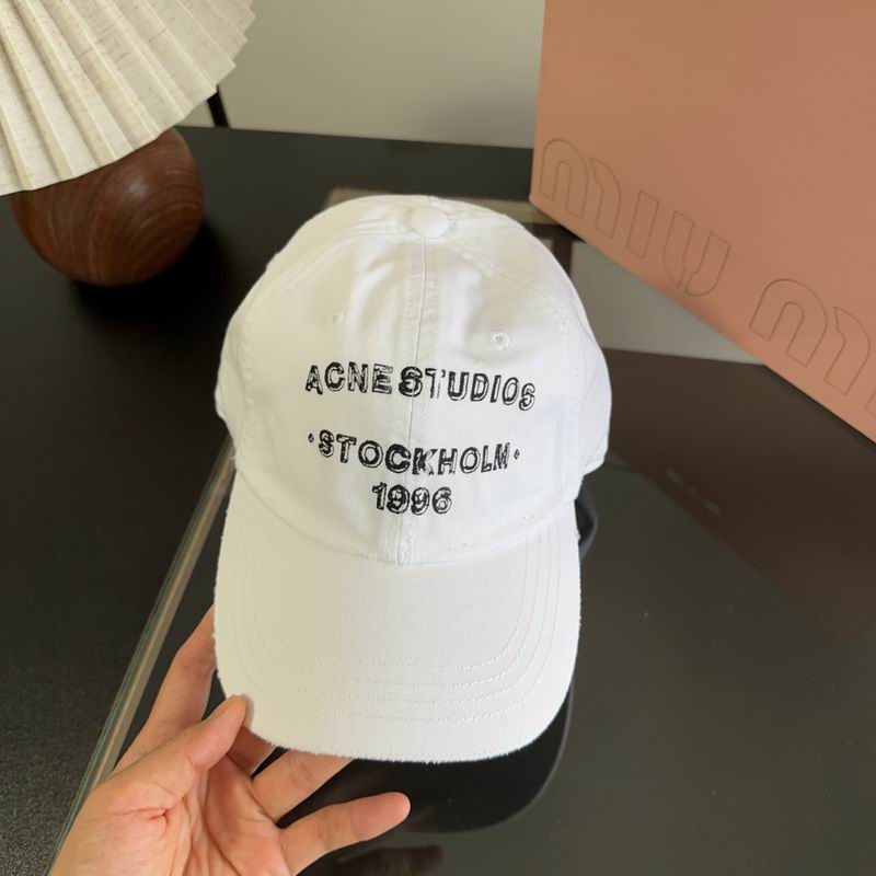 כובע לבן של Acne Studios